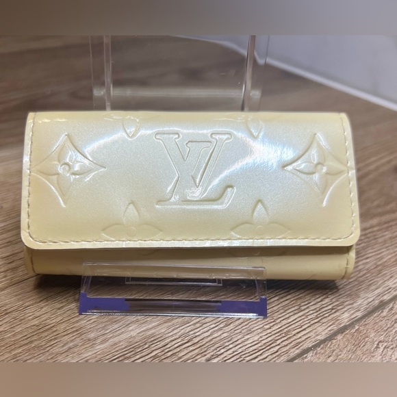 Louis Vuitton Cream/ Perle Vernis Leather Key Holder Wallet in Monogram - EUC - Picture 1 of 10